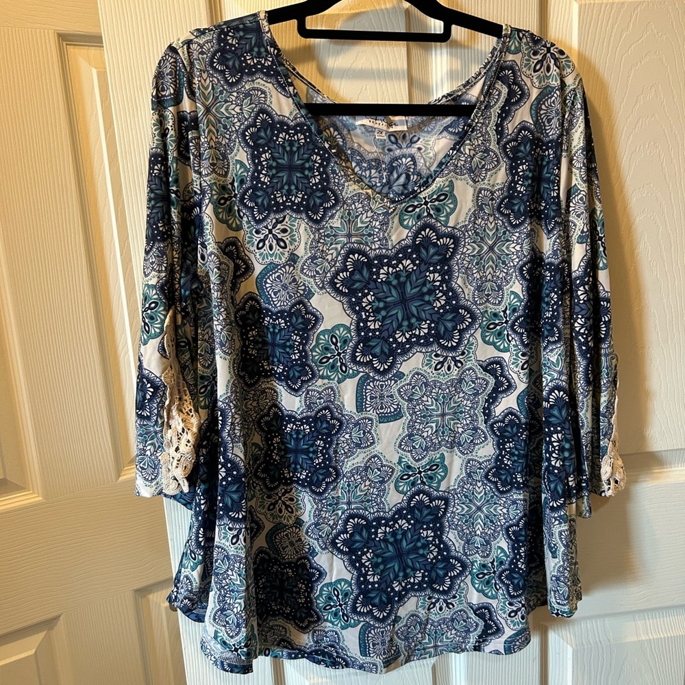 Fringe Benefits 2X Blue & White Patterned Top Blouse 3/4 Lace Embellished Sleeve